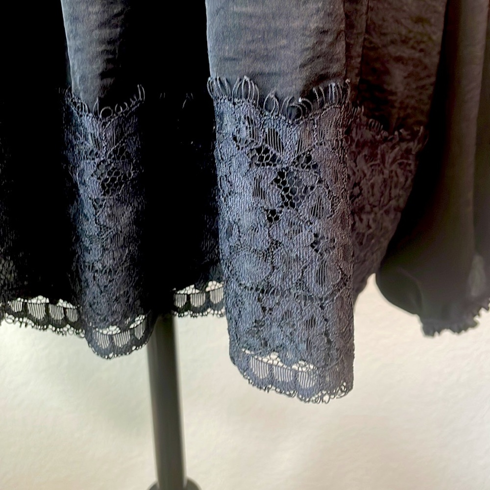 🌸Daisy Fuentes Black Hi-Lo Top Blouse w/Smock Neck and lace hem Size 1X EUC - Picture 2 of 6